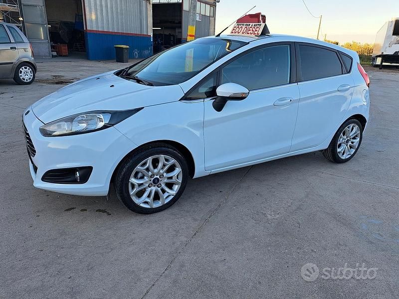 Usata Ford Fiesta Titanium 75 CV (55 kW) 2013 Bianco Utilitaria