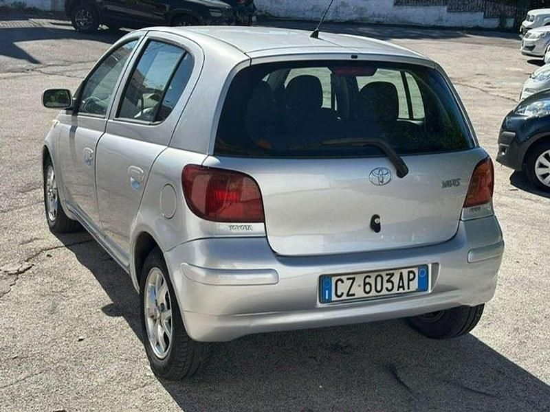 Begagnad Toyota Yaris Sol 87 HK (63 kW) 2005 Silver Halvkombi