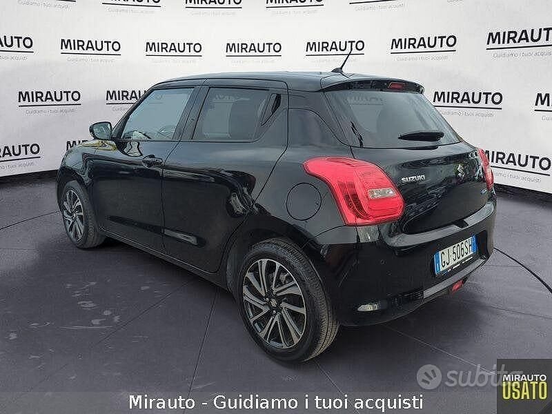 Usado Suzuki Swift Cool 83 CV (61 kW) 2022 Negro Utilitario