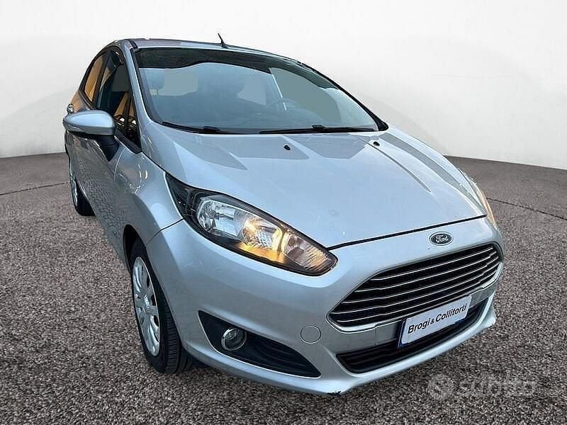 Grigio Usata 2015 Ford Fiesta Titanium Berlina | 8900 € (Buon prezzo) - Immagine 1/4