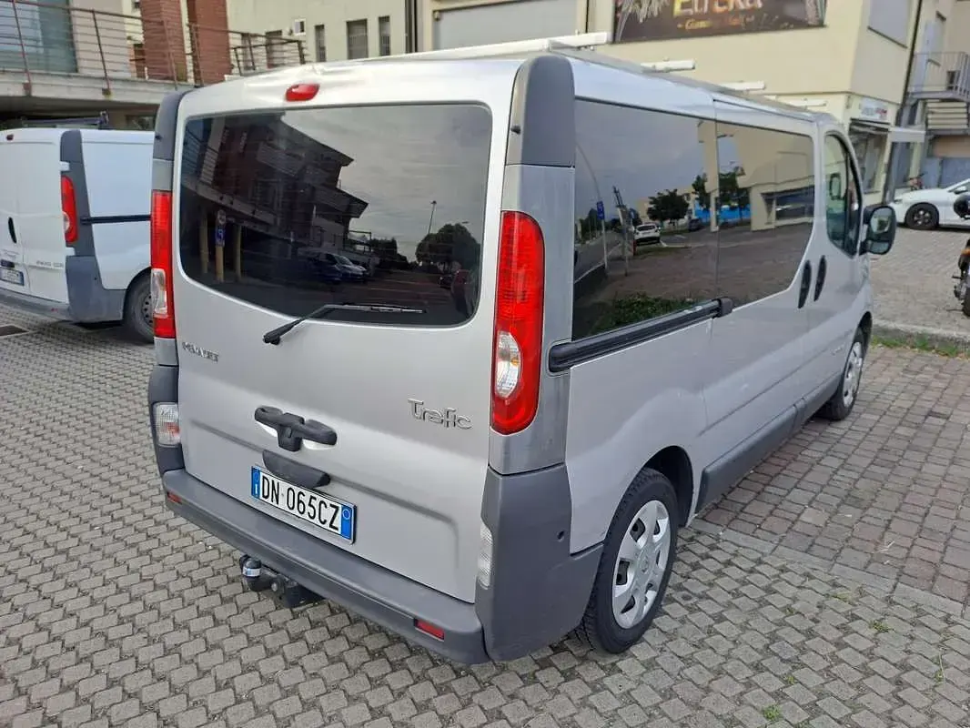 Usata Renault Trafic 114 CV (83 kW) 2008 Argento Monovolume