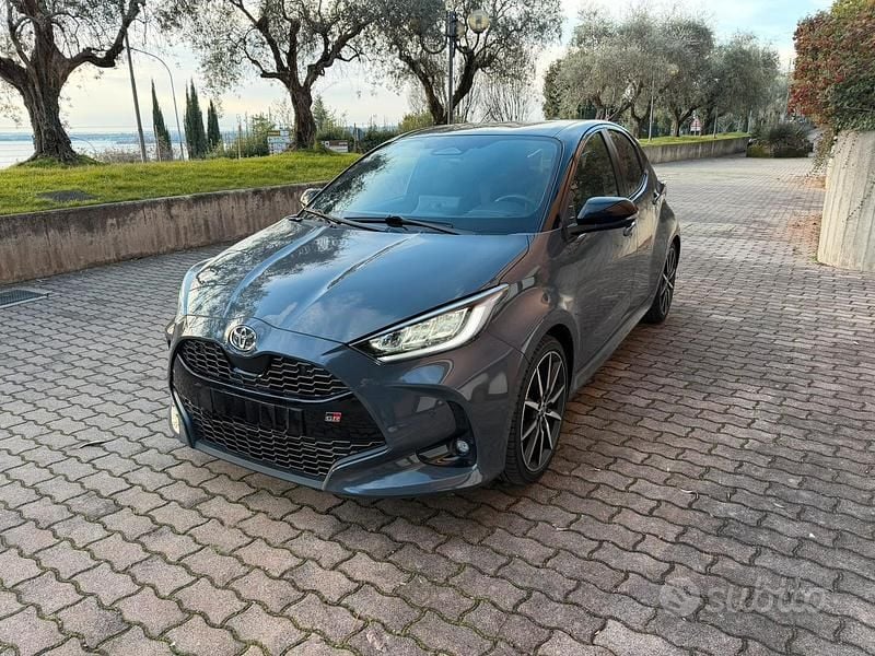 Grigio Usata 2025 Toyota Yaris Hybrid Sport Tre volumi | 25.000 € (Molto cara) - Immagine 1/4