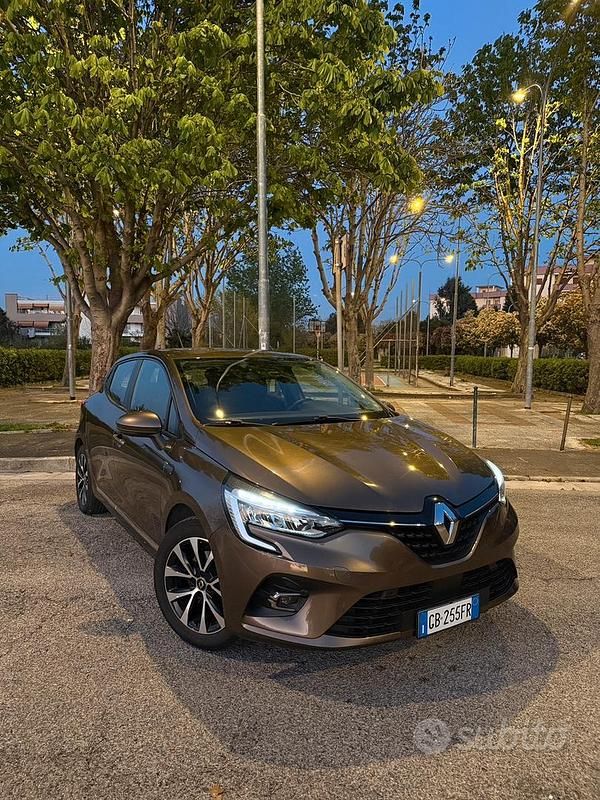 Usata Renault Clio V 86 CV (63 kW) 2020 Marrone Berlina