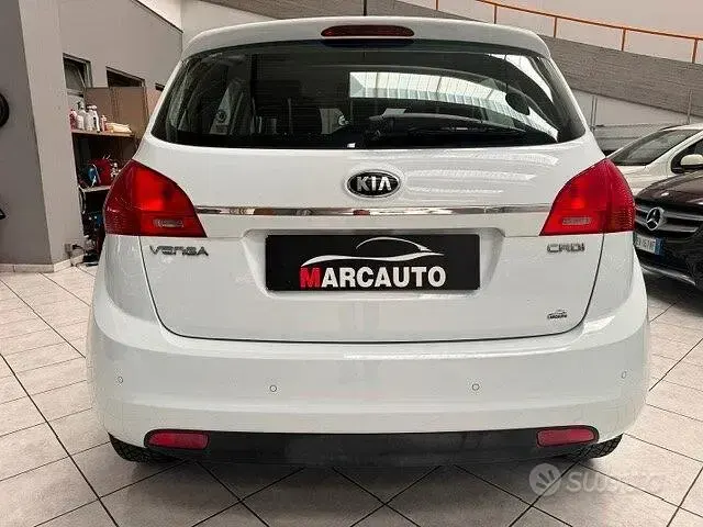 Usata Kia Venga Active 90 CV (66 kW) 2015 Bianco Utilitaria