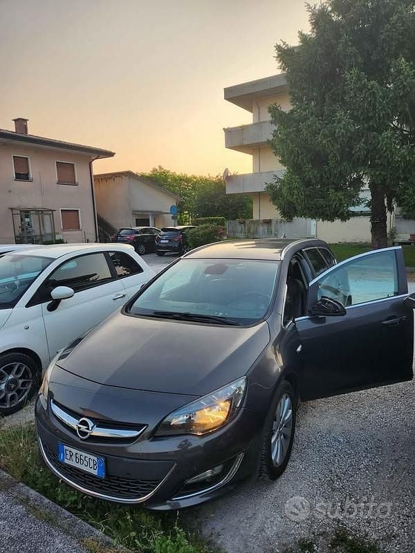 Usata Opel Astra 131 CV (96 kW) 2014 Grigio Station wagon