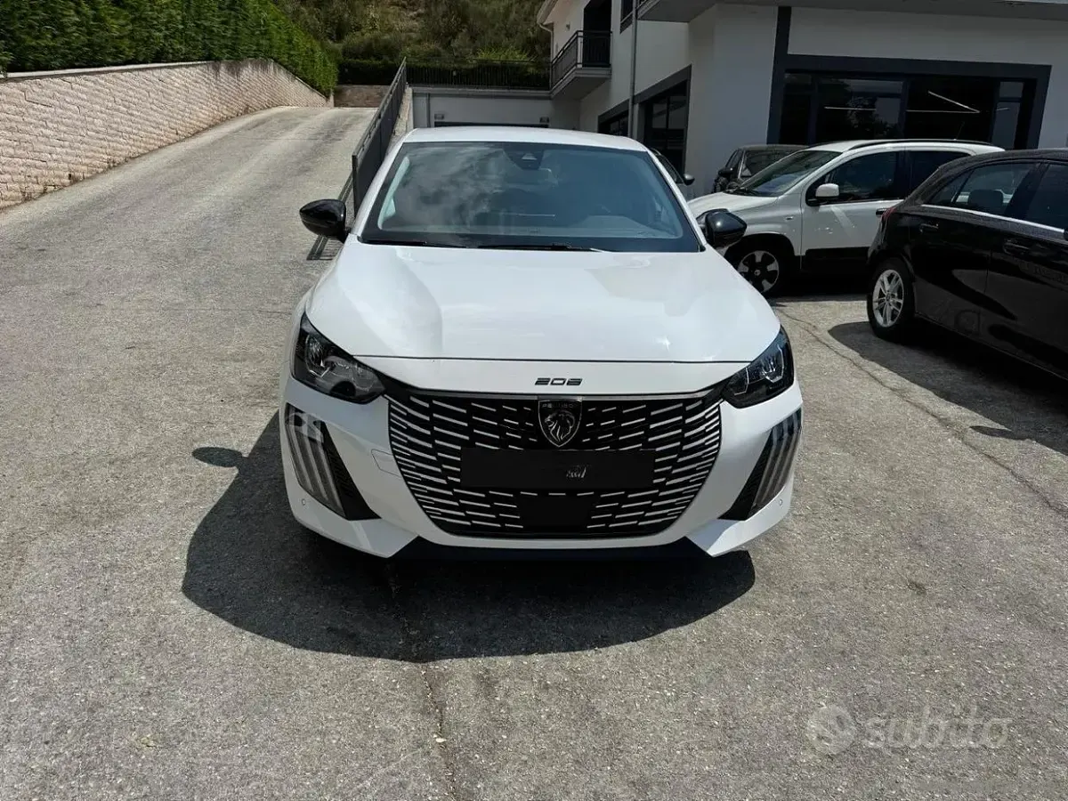 Usata Peugeot 208 Allure 101 CV (74 kW) 2025 Bianco Utilitaria