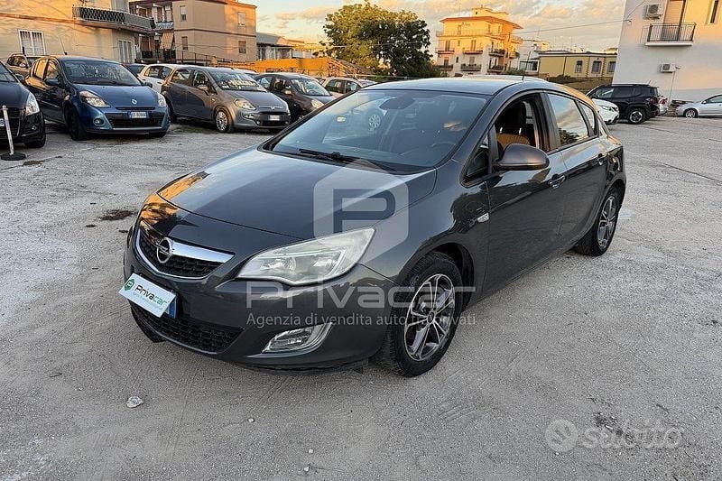 Grigio Usata 2012 Opel Astra Cosmo Tre volumi | 3499 € (Ottimo prezzo) - Immagine 1/4