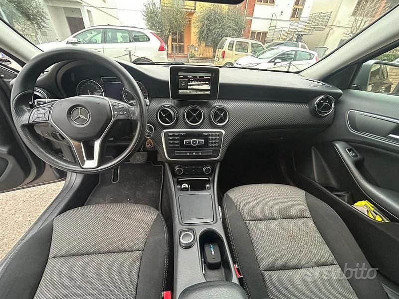 Usata Mercedes GLA180 109 CV (80 kW) 2015 Grigio SUV
