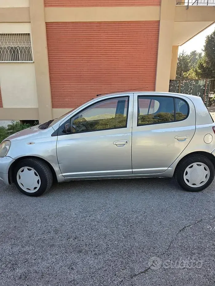 Usata Toyota Yaris 68 CV (50 kW) 2002 Grigio Berlina