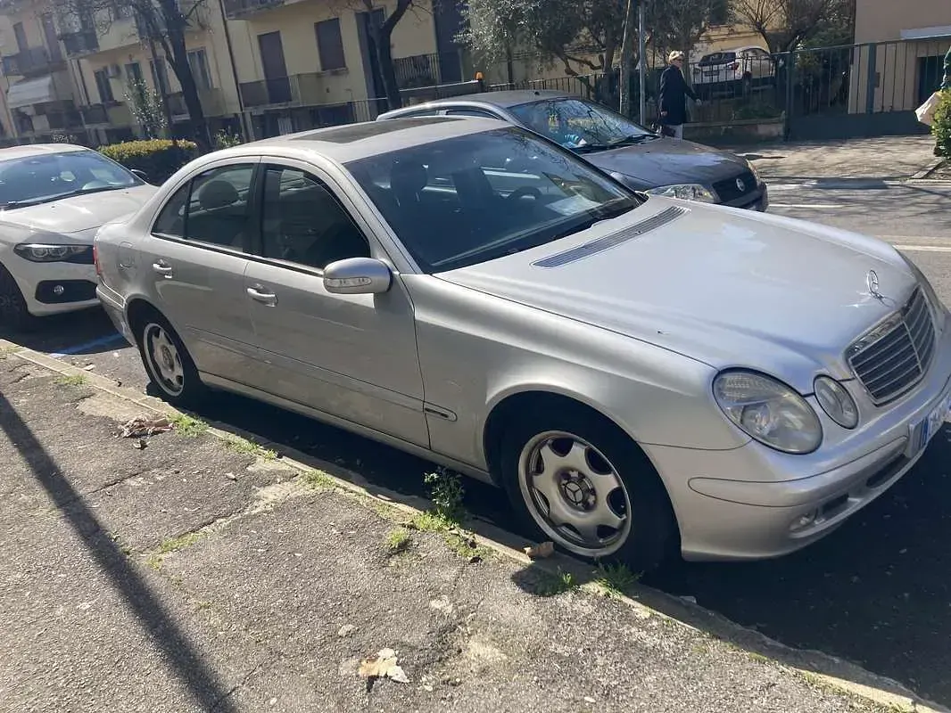 Usata Mercedes E220 150 CV (110 kW) 2003 Argento Berlina