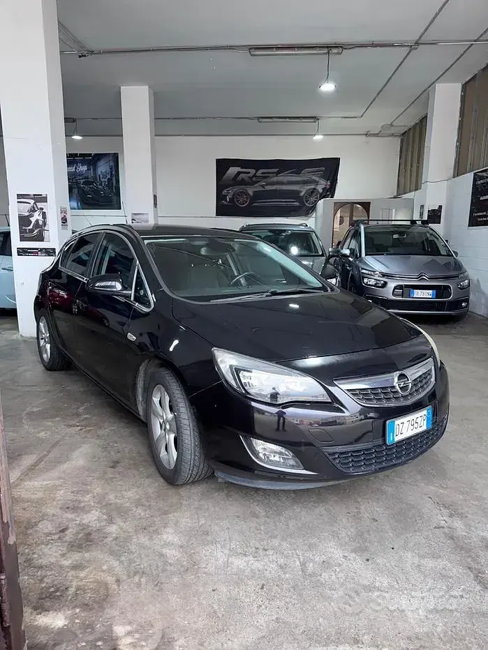 Usata Opel Astra Cosmo 160 CV (117 kW) 2010 Nero Berlina