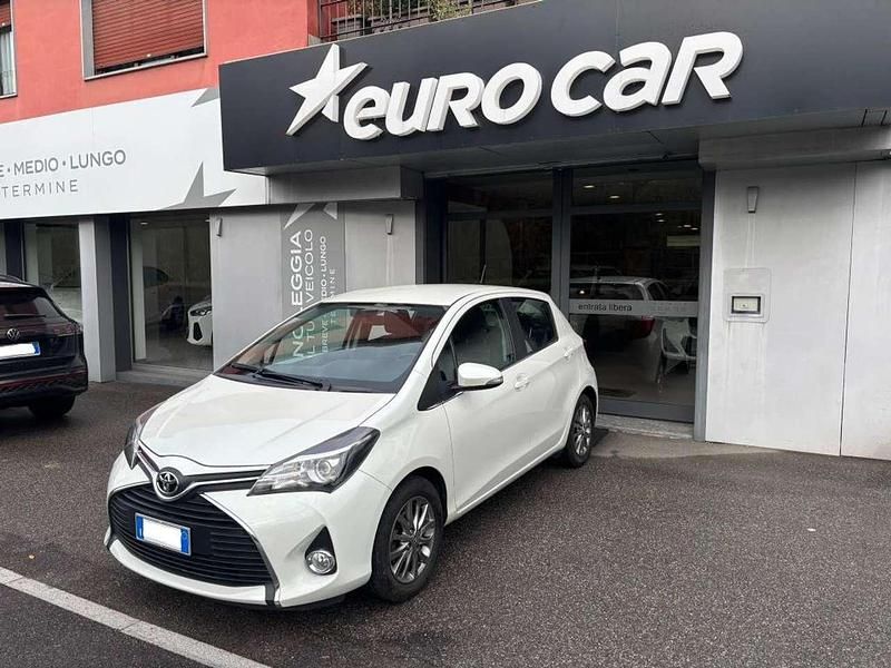 Bianco Usata 2016 Toyota Yaris Active Tre volumi | 9450 € (Buon prezzo) - Immagine 1/4