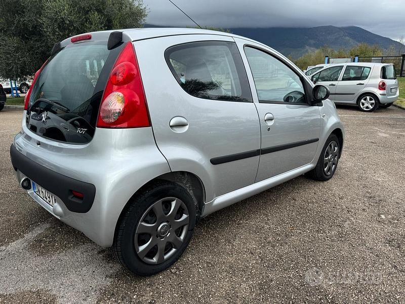 Usata Peugeot 107 68 CV (50 kW) 2009 Argento Utilitaria