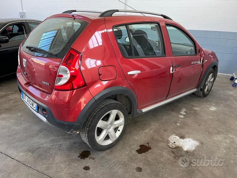 Usata Dacia Sandero Lauréate 87 CV (63 kW) 2009 Rosso Berlina