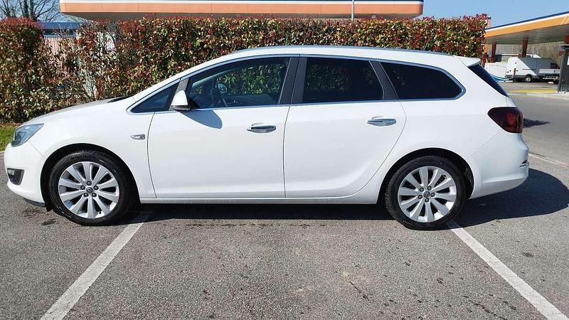 Usata Opel Astra Cosmo 140 CV (102 kW) 2013 Station wagon