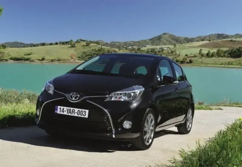 Usata Toyota Yaris Active 69 CV (50 kW) 2016 Grigio Utilitaria