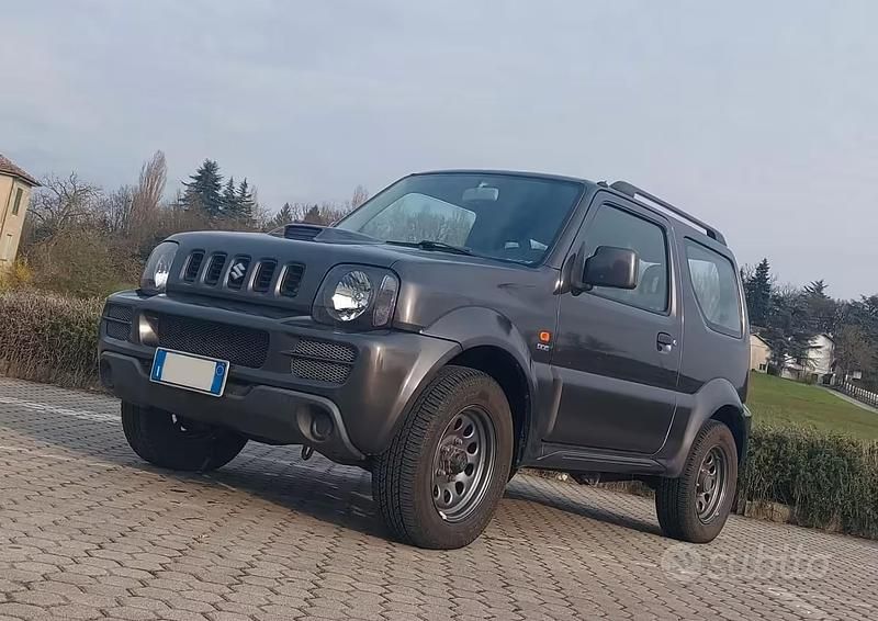 Usata Suzuki Jimny 86 CV (63 kW) 2010 Grigio SUV