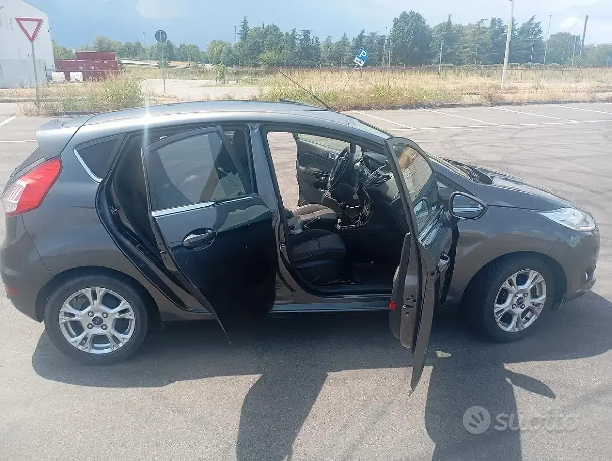Usata Ford B-MAX 75 CV (55 kW) 2015 Grigio Monovolume