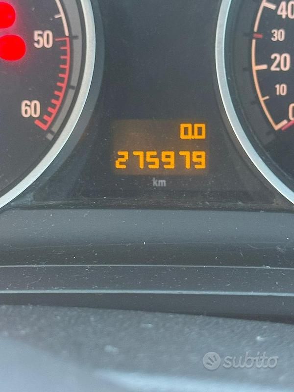 Grigio Usata 2010 Opel Zafira Monovolume | 2500 € (Ottimo prezzo) - Immagine 1/4