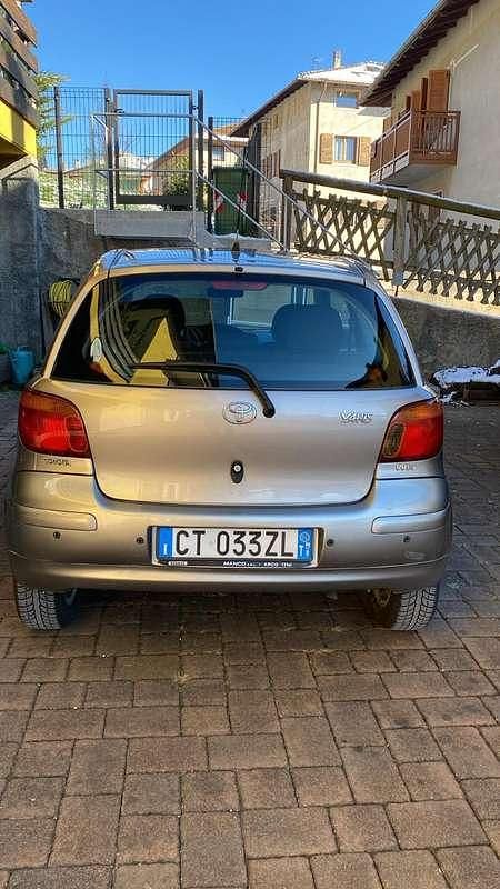 Usata Toyota Yaris 65 CV (47 kW) 2005 Argento Utilitaria
