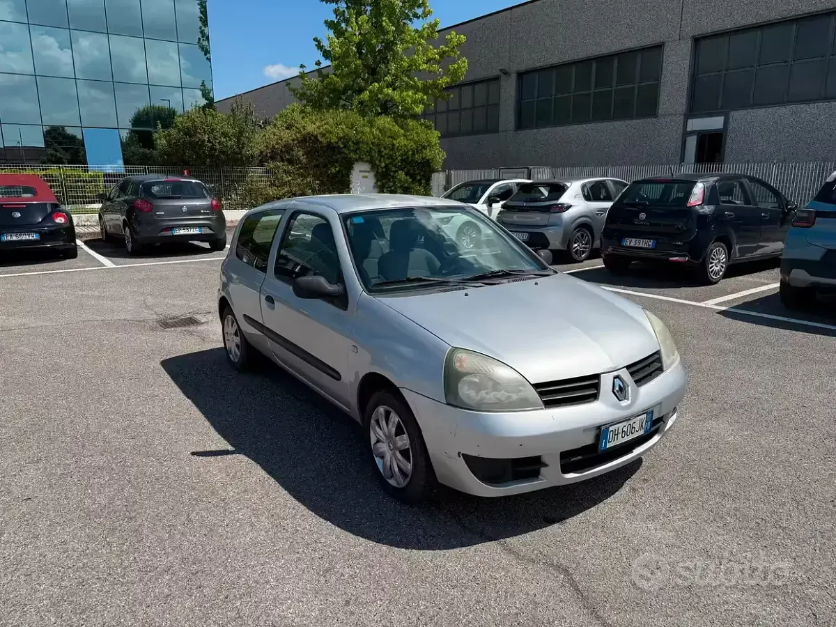Usata Renault Clio II Dynamique 75 CV (55 kW) 2007 Grigio Berlina