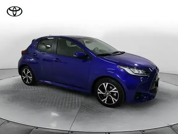 Nuova Toyota Yaris Hybrid Lounge 131 CV (96 kW) 2026 Blu Berlina