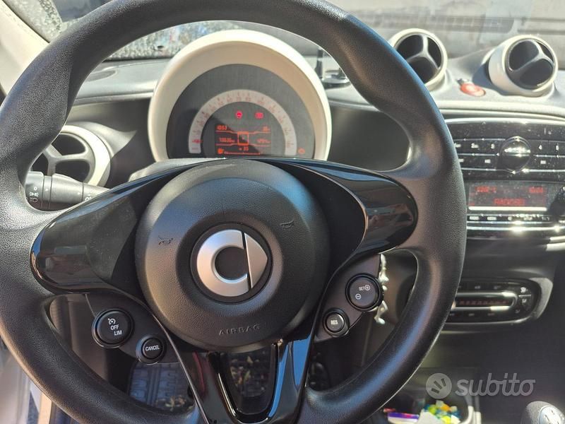 Usata Smart ForFour 64 CV (47 kW) 2017 Bianco Utilitaria