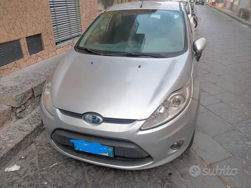 Grigio Usata 2010 Ford Fiesta Due volumi | 3000 € - Immagine 1/4