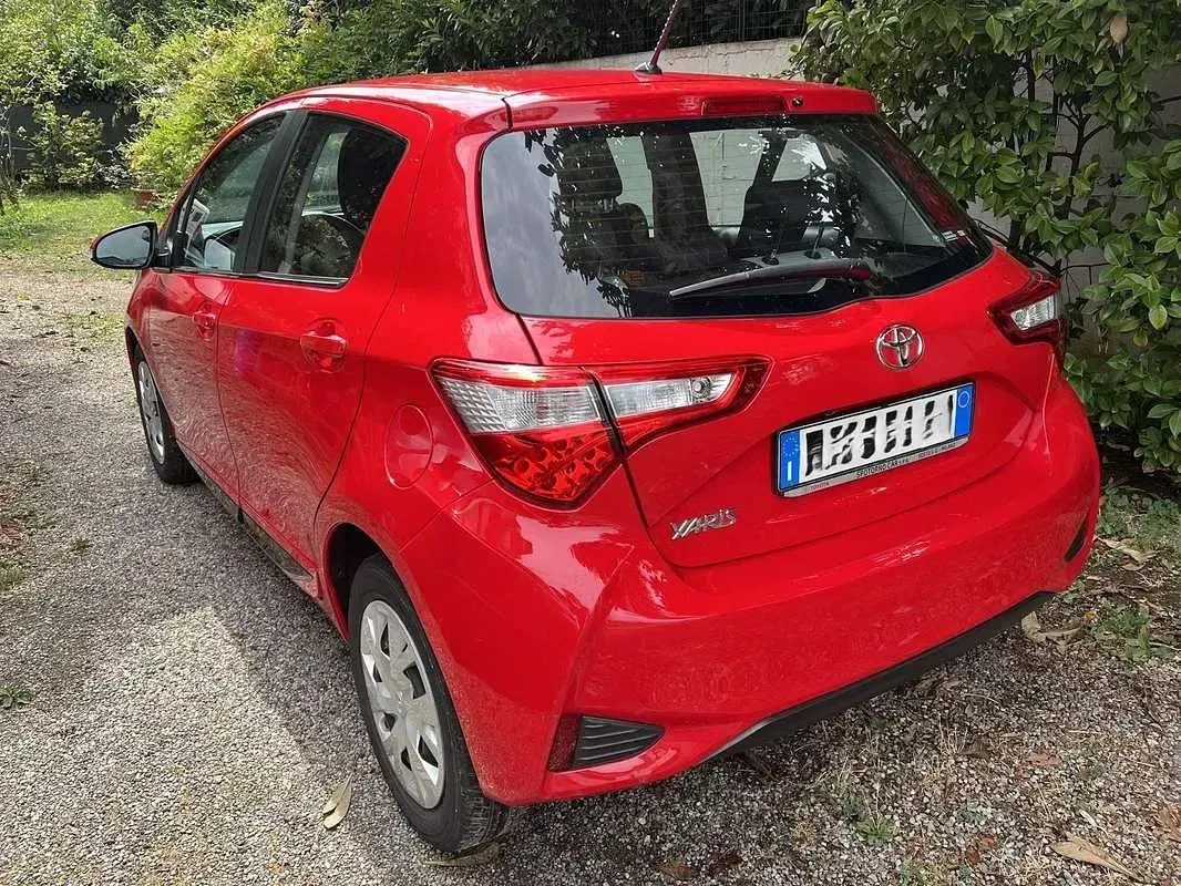 Usata Toyota Yaris Active 69 CV (50 kW) 2017 Rosso Berlina