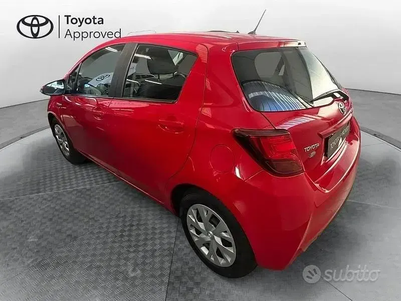 Usata Toyota Yaris Hybrid Cool 73 CV (53 kW) 2016 Rosso Berlina