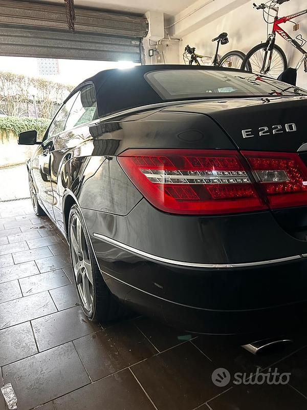 Usata Mercedes E220 170 CV (125 kW) 2011 Nero Cabrio