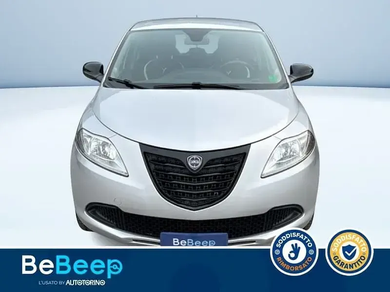 Usata Lancia Ypsilon 69 CV (50 kW) 2015 Grigio metallizzato Utilitaria