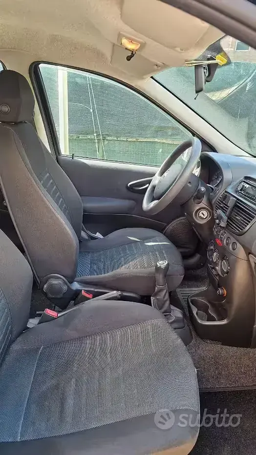 Usata Fiat Punto 69 CV (50 kW) 2010 Nero Utilitaria