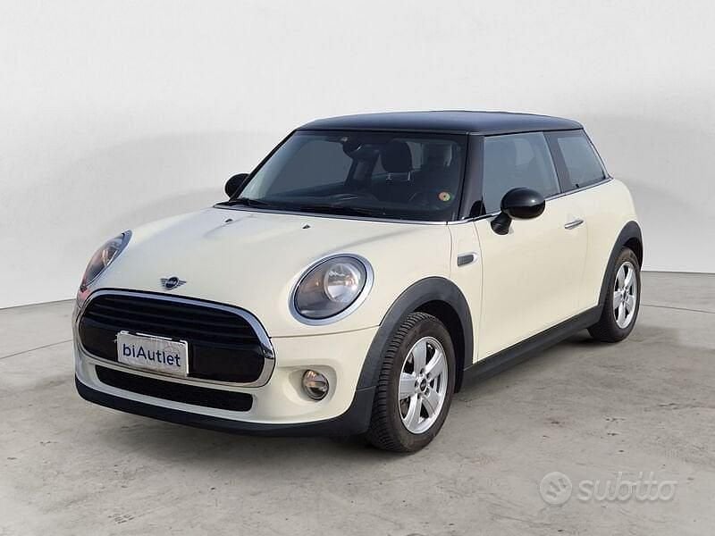 Usata Mini Cooper D 115 CV (84 kW) 2019 Beige Utilitaria