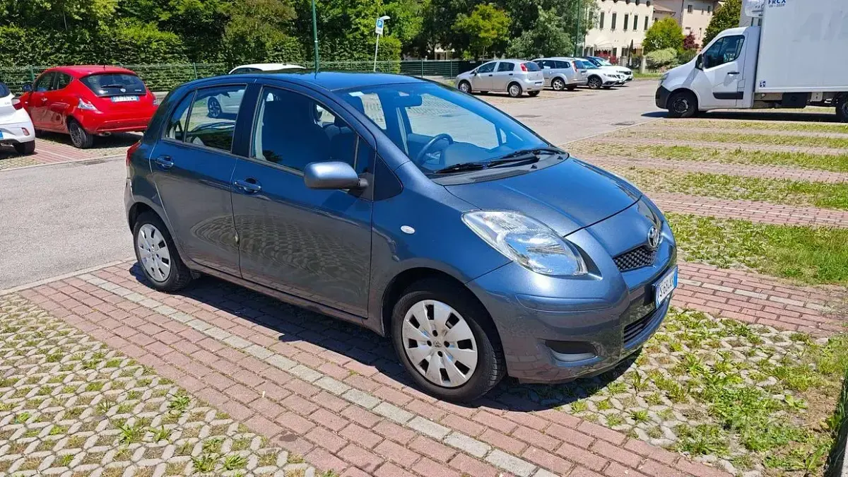 Usata Toyota Yaris 100 CV (73 kW) 2009 Grigio Utilitaria