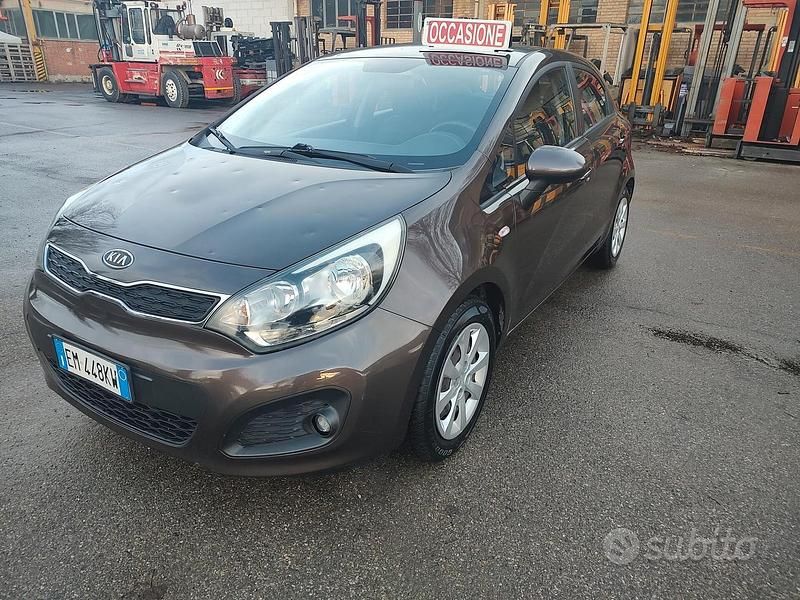 Usata Kia Rio 75 CV (55 kW) 2012 Marrone Berlina