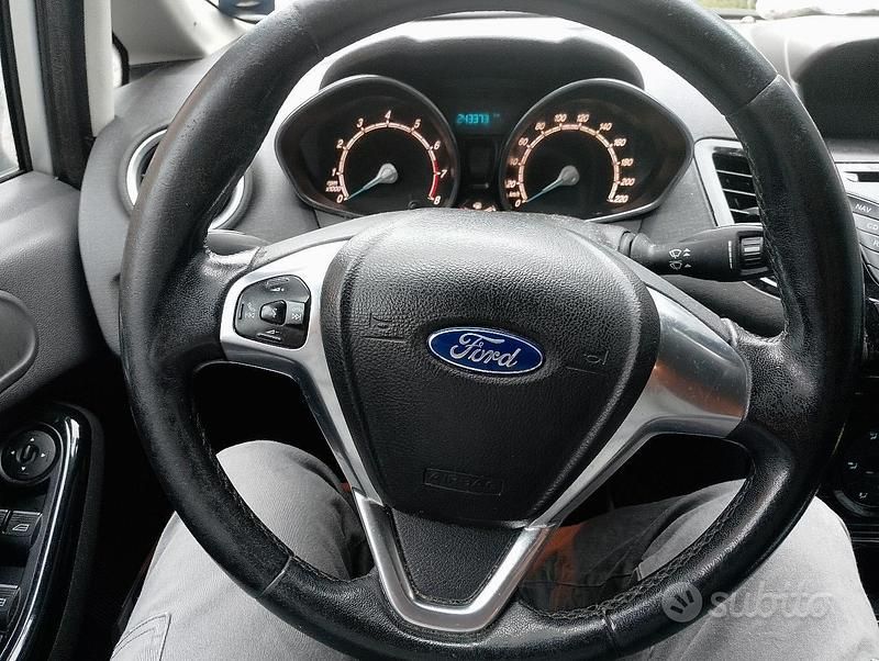 Usata Ford Fiesta Titanium 97 CV (71 kW) 2015 Grigio Utilitaria