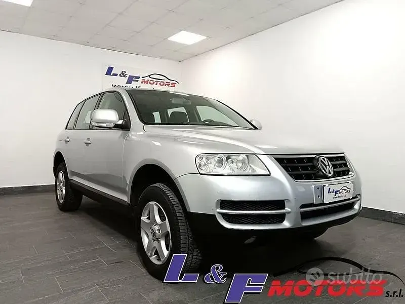 Begagnad VW Touareg 224 HK (164 kW) 2005 Grå SUV