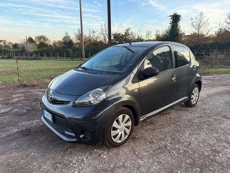 Grigio Usata 2013 Toyota Aygo Due volumi | 4450 € (Buon prezzo) - Immagine 1/4