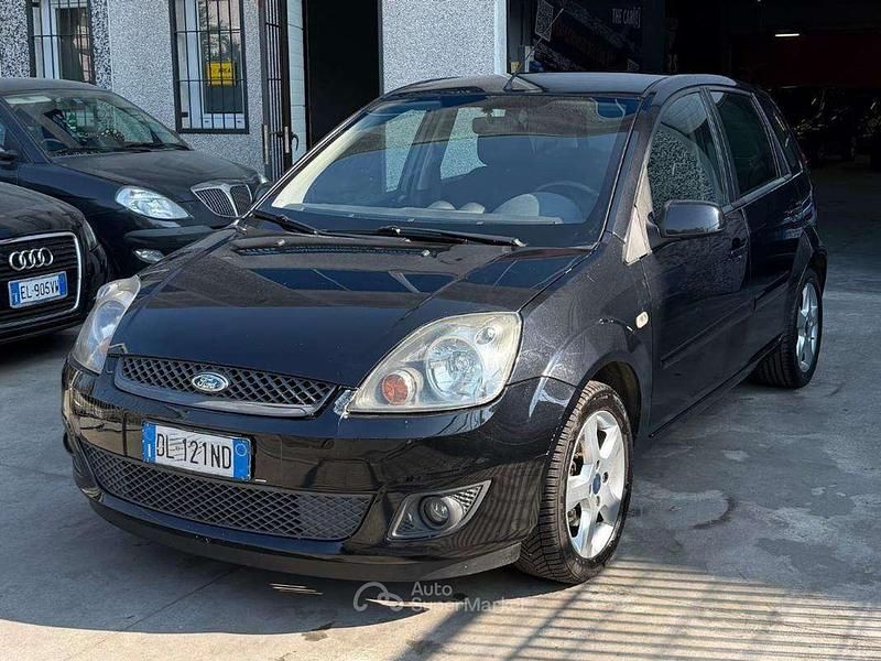 Usata Ford Fiesta Ghia 75 CV (55 kW) 2007 Nero Utilitaria