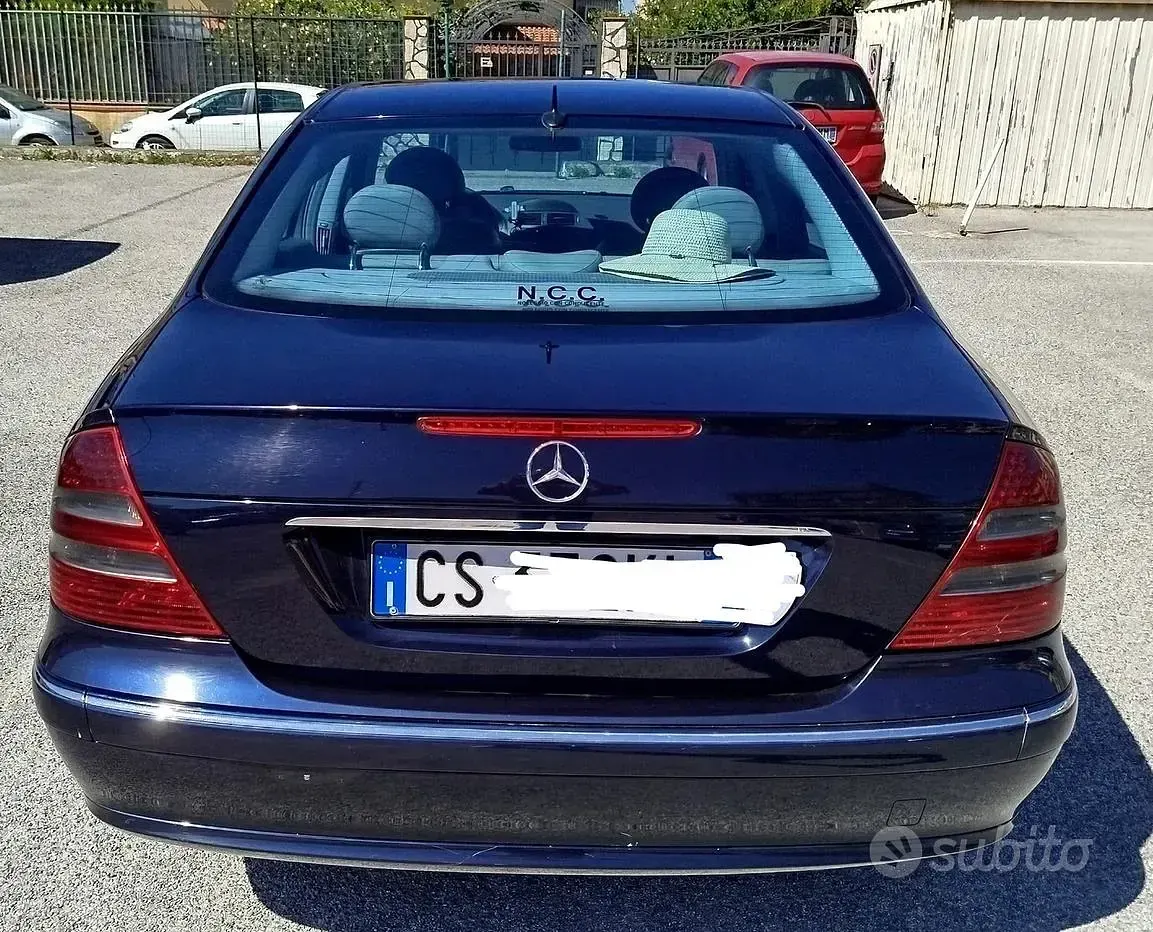 Usata Mercedes E270 122 CV (89 kW) 2004 Blu Berlina