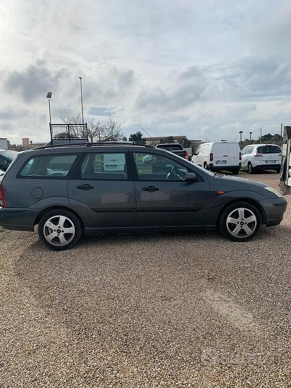 Usata Ford Focus 116 CV (85 kW) 2001 Grigio Station wagon