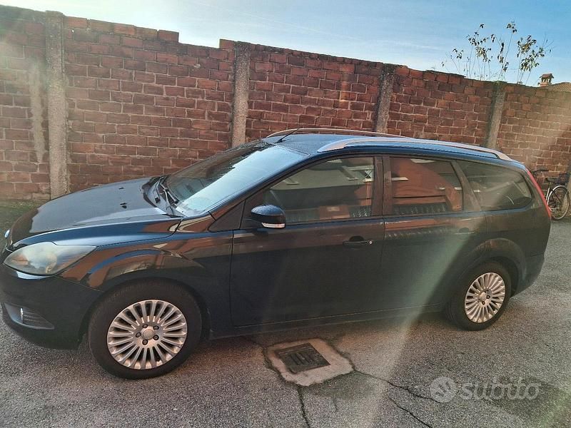 Usata Ford Focus Style 109 CV (80 kW) 2010 Nero Station wagon