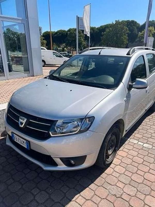 Argento Usata 2016 Dacia Logan Lauréate Station wagon | 4800 € - Immagine 1/4