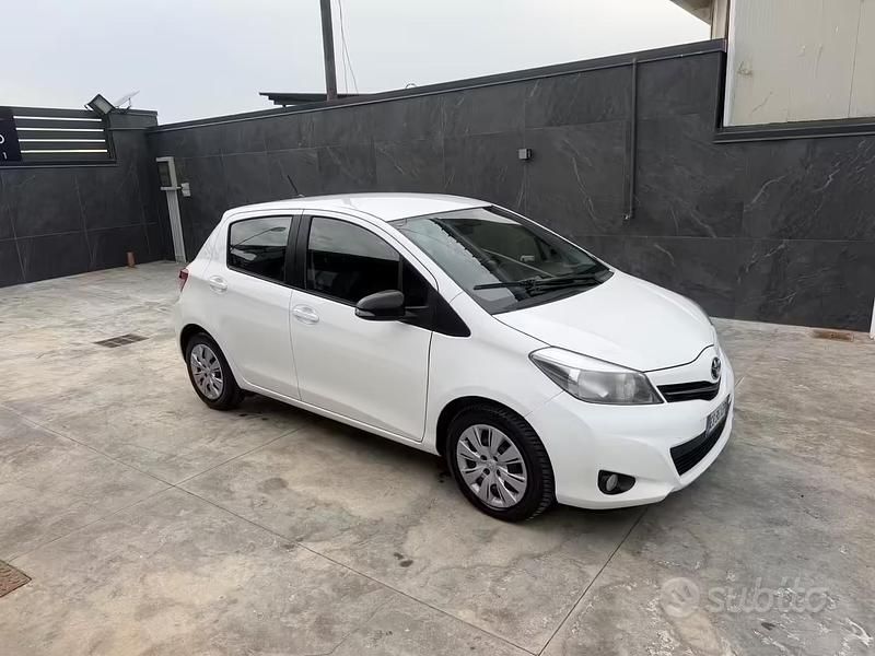 Usata Toyota Yaris Lounge 69 CV (50 kW) 2013 Bianco Utilitaria