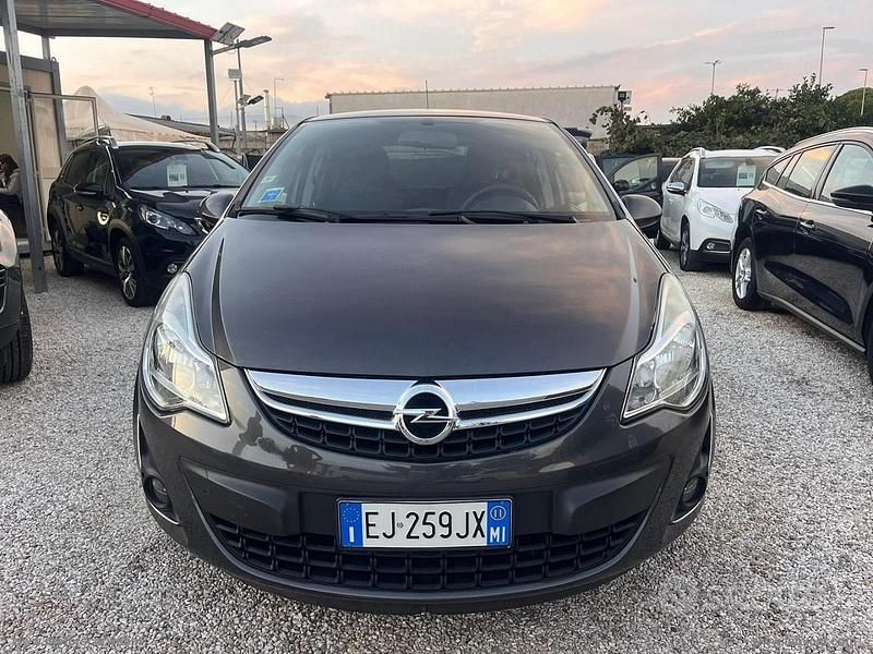 Usata Opel Corsa Edition 95 CV (69 kW) 2011 Grigio Berlina