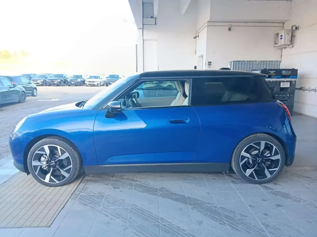 Nuova Mini Cooper Favoured 130 kW (177 CV) 2025 Blu/azzurro Utilitaria
