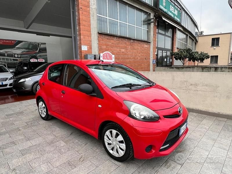 Usata Toyota Aygo Connect Style 67 CV (49 kW) 2012 Rosso Utilitaria