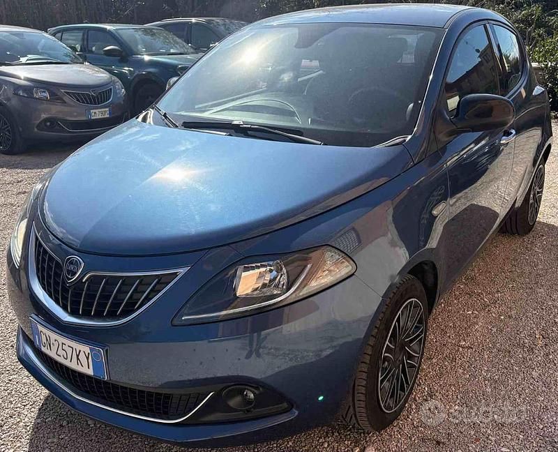 Usata Lancia Ypsilon Gold 69 CV (50 kW) 2023 Blu/azzurro Utilitaria
