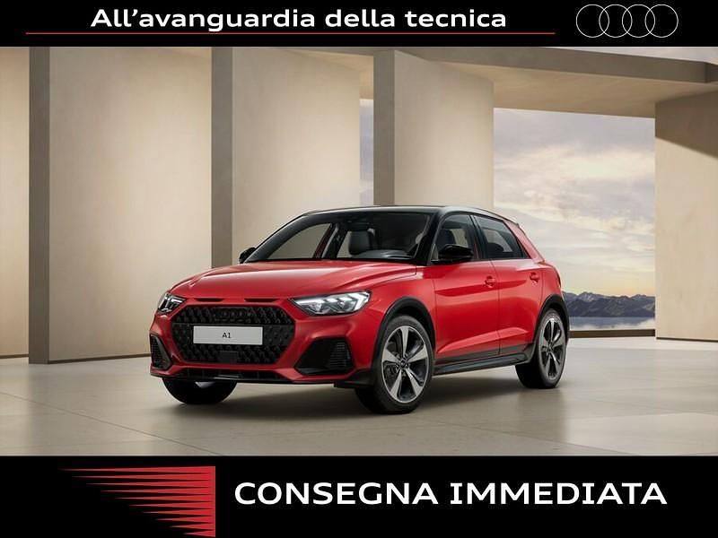 Rosso Nuova 2025 Audi A1 Comfort Tre volumi | 31.407 € (Buon prezzo) - Immagine 1/4